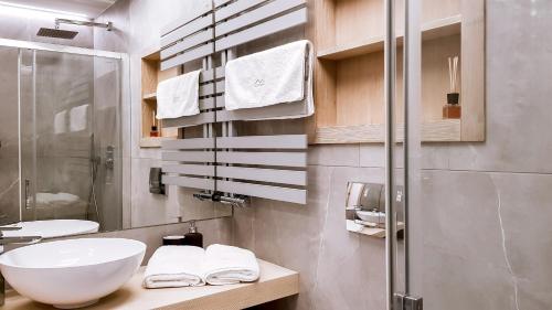 Un baño con lavabo blanco y ducha. en Studio Hrebienok C211, en Starý Smokovec