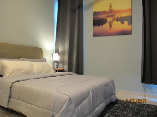 1 dormitorio con 1 cama y una pintura en la pared en E Life D Summit Residences With Wifi & Netflix en Johor Bahru