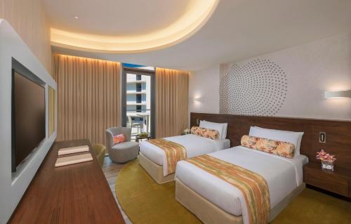 Postel nebo postele na pokoji v ubytování The Retreat Palm Dubai MGallery by Sofitel