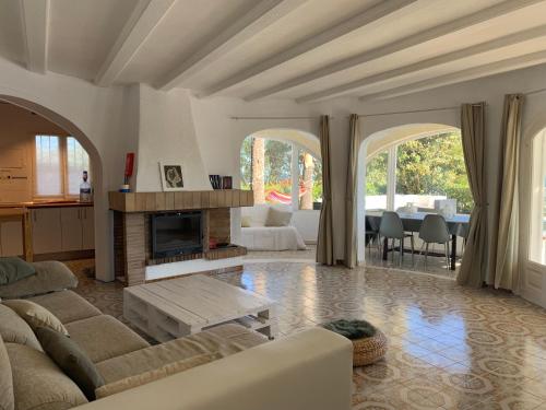 sala de estar con sofá y chimenea en Villa Denia Costa Blanca en Denia