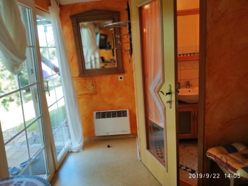 ein Bad mit einem Waschbecken und einem Spiegel in der Unterkunft Gartenhaus Nossen in Nossen