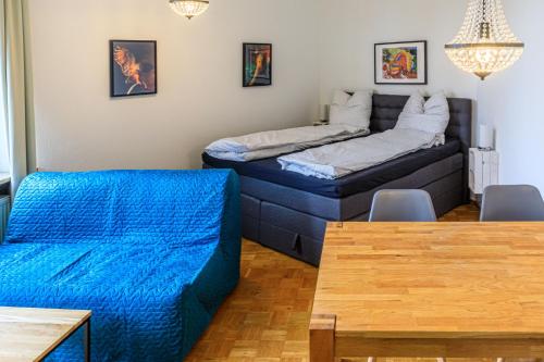 ein Wohnzimmer mit einem Sofa und einem Bett in der Unterkunft Charming City Apartment with parking spot in Würzburg