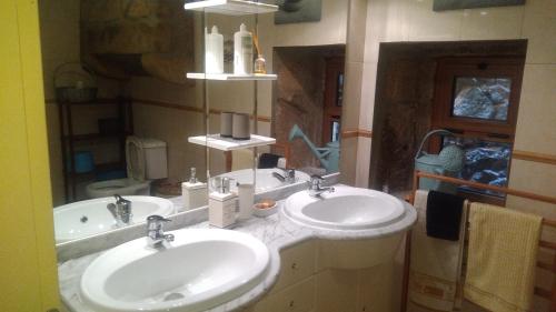 A bathroom at Benedita's House