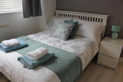 Una cama con dos almohadas encima. en The Annexe in Ditcheat, en Ditcheat
