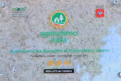 サン・マルチェッロ・ピストイエーゼにあるAgriturismo Sperandiniの壁面の看板