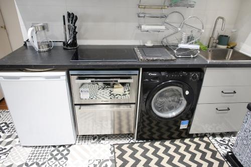une cuisine avec une machine à laver et un évier dans l'établissement Montmartre's appartement, à Paris