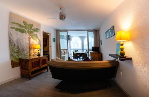 Ένα ή περισσότερα κρεβάτια σε δωμάτιο στο APPARTEMENT VUE SUR LE PORT, centre ville ST GILLES LES BAINS Ile de la réunion