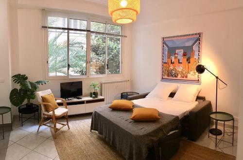 une chambre avec un lit et un bureau avec un ordinateur dans l'établissement Logement climatisé à côté de Negresco et bord de mer, à Nice