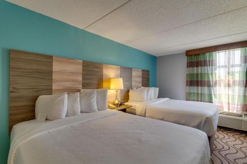 a hotel room with two beds and a window at La Quinta by Wyndham Sevierville / Kodak in Sevierville