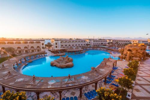 Sunrise Mamlouk Palace Resort في الغردقة: اطلالة علوية على مسبح كبير في منتجع