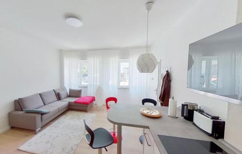 ein Wohnzimmer mit einem Sofa und einem Tisch in der Unterkunft FeWo Trier in Trier