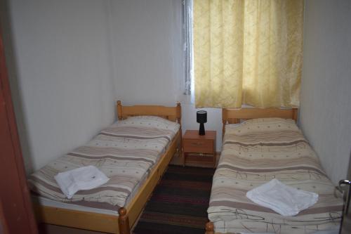 スモリャンにあるGorski Raiの窓付きの小さな部屋のツインベッド2台