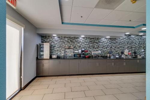 a large kitchen with a counter in a room at La Quinta by Wyndham Sevierville / Kodak in Sevierville