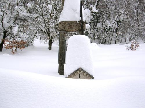 a bird house in the snow at MANSARDA VITI - Sguardo su Frontone - in Frontone