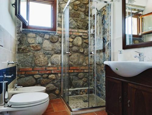 聖安德雷亞阿波斯托洛德洛約尼奧的住宿－LudoMar Country Residence - Rooms & Apartments，带淋浴、卫生间和盥洗盆的浴室