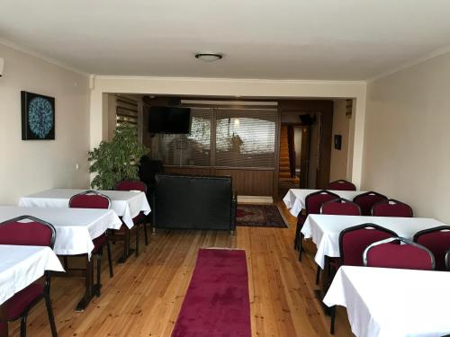 a conference room with white tables and red chairs at Sapanca Dilek Konagi Hotel in Sapanca