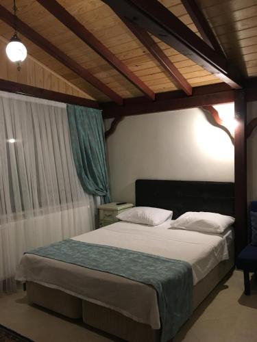 a bedroom with a bed and a blue chair at Sapanca Dilek Konagi Hotel in Sapanca