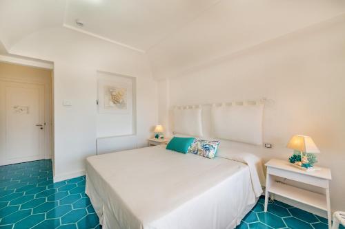 Postel nebo postele na pokoji v ubytování Hotel Cala Lunga