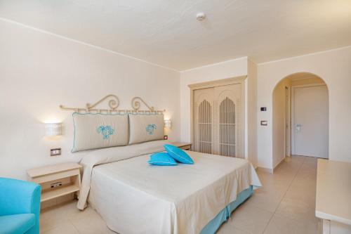 Postel nebo postele na pokoji v ubytování Hotel Cala Lunga