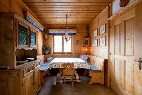 a room with a bed and a table in a cabin at Haus Sonnseitn Murau für 6 bis 8 Personen in Sankt Egidi