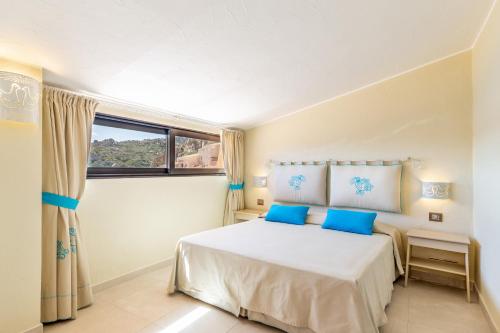 Postel nebo postele na pokoji v ubytování Hotel Cala Lunga