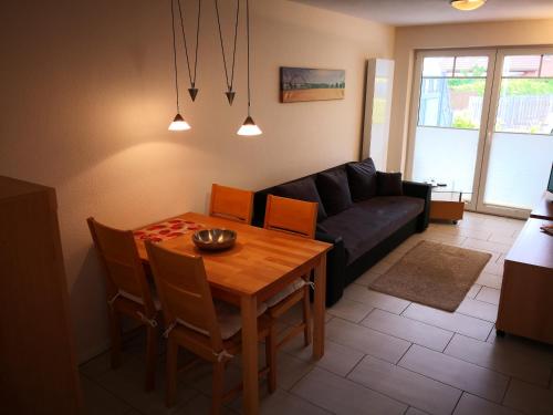 - un salon avec une table et un canapé dans l'établissement Wohnung "Flügge", à Bannesdorf