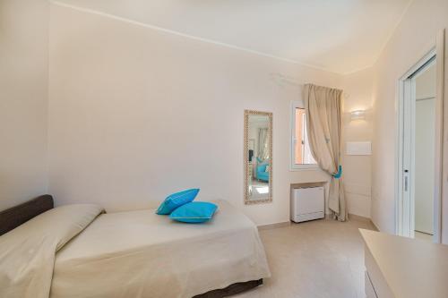 Postel nebo postele na pokoji v ubytování Hotel Cala Lunga