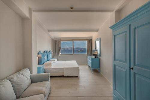 Postel nebo postele na pokoji v ubytování Hotel Cala Lunga
