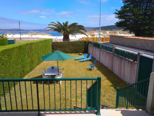 CASA CHALET ATALAYA a pie de playa en Laxe