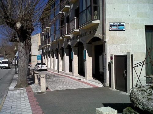un bâtiment situé sur le côté d'une rue dans l'établissement Hotel AV Apartamentos Lobios, à Lobios
