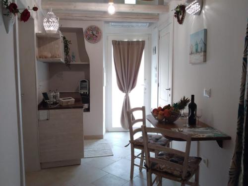 una cocina con una mesa con un bol de fruta. en Le Ninfe del Mare en Polignano a Mare