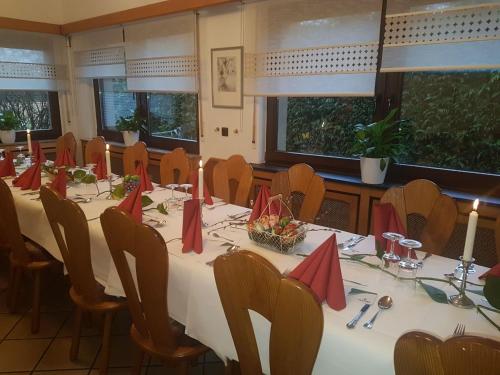 una sala da pranzo con un lungo tavolo e sedie di Hotel Schwarze a Bremen