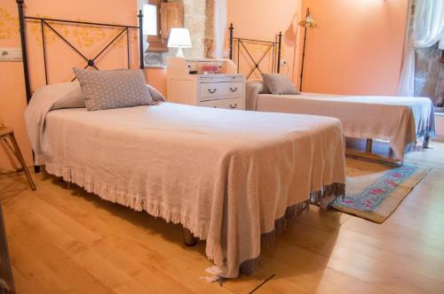 מיטה או מיטות בחדר ב-Casa Rural Anxeliña