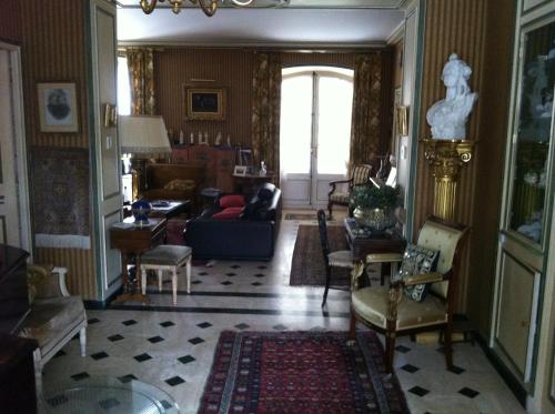 a living room with a couch and a table at Le Kino Panorama in Vic-sur-Cère