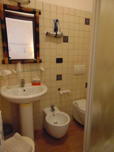 a bathroom with a sink and a toilet at Appunti di Viaggio Room & Breakfast in San Giorgio di Piano