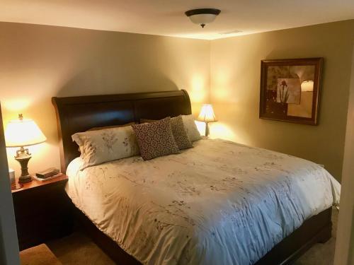 una camera da letto con un letto grande con due lampade di Denver Blue Bear Den 3BR 2BA & Spa a Denver