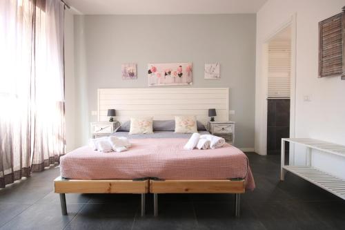 um quarto com uma cama grande e 2 almofadas em Le Cupole em Roma