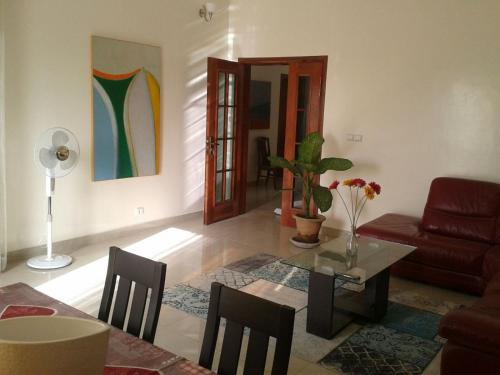 Ruang duduk di Appartement meuble à Mbao