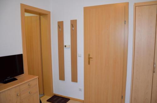 a room with a closet and a door with a television at Zimmervermietung Fasching in Sankt Pölten