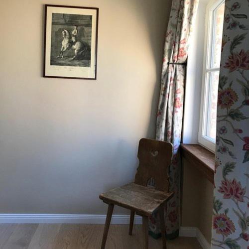 a chair sitting next to a window in a room at Ferienhaus am Schloss Meseberg in Meseberg