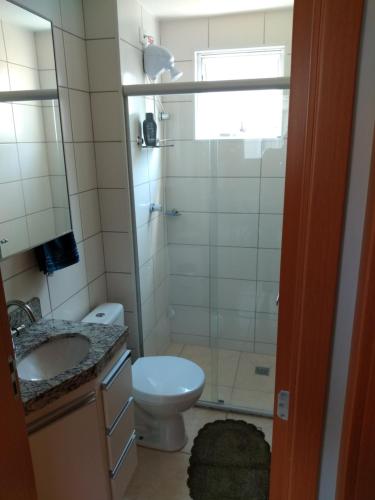 uma casa de banho com um WC, um lavatório e um chuveiro em Residencial em Belo Horizonte