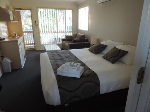 Una habitación de hotel con una cama con una toalla. en Sussex Shores, en Sussex Inlet