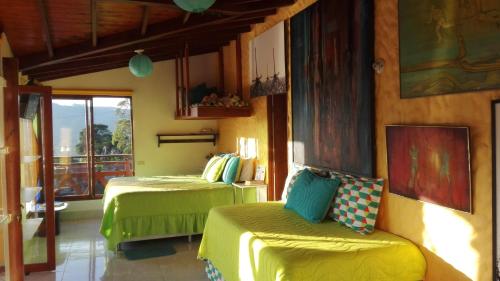 Casa Rural La Boira في خاردين: غرفة بسريرين في غرفة بها نافذة