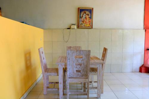 a dining room with a wooden table and chairs at Rumah Wayans Lipah in Amed
