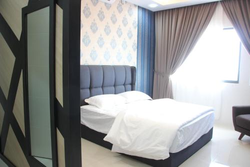 a bedroom with a bed and a mirror at Sunny Seaview@Icon Residence in Kuala Terengganu