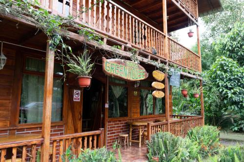 un restaurante con un cartel en el lateral de un edificio en Mindo Green House, en Mindo