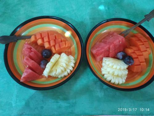 zwei mit Obst gefüllte Schüsseln auf einem Tisch in der Unterkunft Kampung Meno Bungalows in Gili Meno