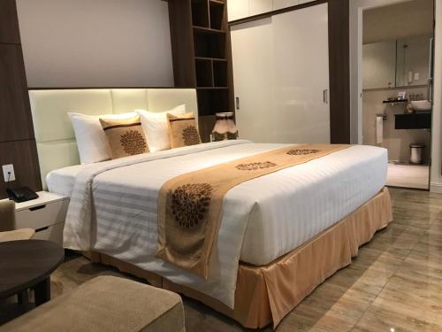 a large bedroom with a large bed with white sheets at ELIZABETH HOTEL in Thu Dau Mot