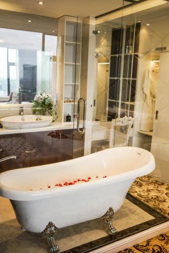 a bath tub in a bathroom with two sinks at ELIZABETH HOTEL in Thu Dau Mot