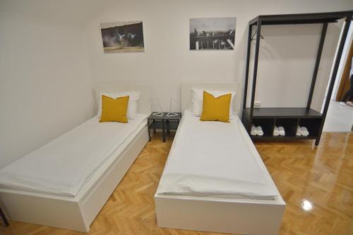 A bed or beds in a room at Apartman LENA